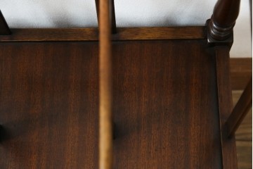 イギリスビンテージ　最高級　Bevan Funnell(ベヴァン・ファンネル)　Reprodux(リプロダックス)　マホガニー材　細部まで凝ったデザインが魅力的なマガジンラック　(R-062849)