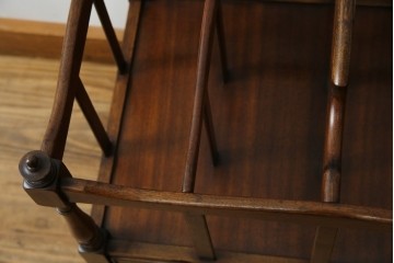 イギリスビンテージ　最高級　Bevan Funnell(ベヴァン・ファンネル)　Reprodux(リプロダックス)　マホガニー材　細部まで凝ったデザインが魅力的なマガジンラック　(R-062849)