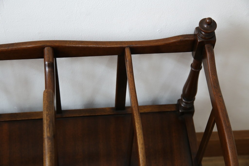 イギリスビンテージ　最高級　Bevan Funnell(ベヴァン・ファンネル)　Reprodux(リプロダックス)　マホガニー材　細部まで凝ったデザインが魅力的なマガジンラック　(R-062849)