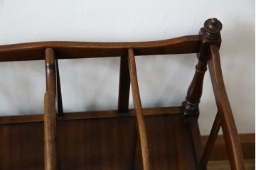 イギリスビンテージ　最高級　Bevan Funnell(ベヴァン・ファンネル)　Reprodux(リプロダックス)　マホガニー材　細部まで凝ったデザインが魅力的なマガジンラック　(R-062849)