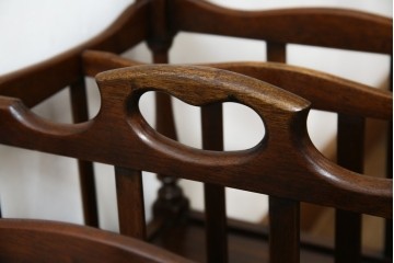 イギリスビンテージ　最高級　Bevan Funnell(ベヴァン・ファンネル)　Reprodux(リプロダックス)　マホガニー材　細部まで凝ったデザインが魅力的なマガジンラック　(R-062849)