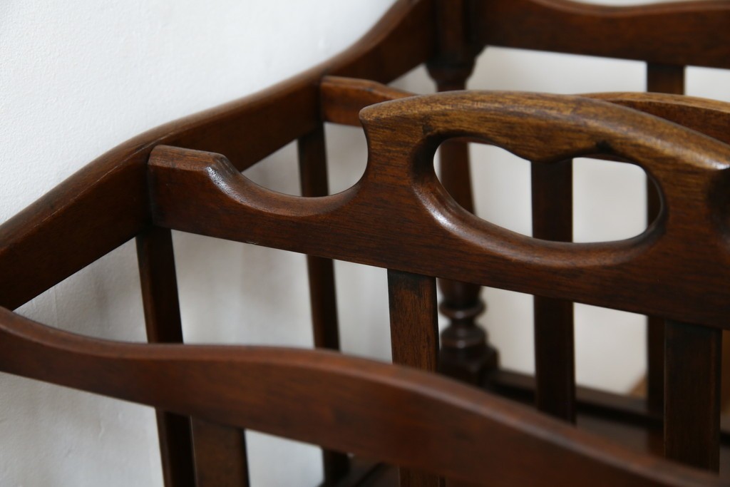 イギリスビンテージ　最高級　Bevan Funnell(ベヴァン・ファンネル)　Reprodux(リプロダックス)　マホガニー材　細部まで凝ったデザインが魅力的なマガジンラック　(R-062849)