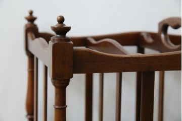 イギリスビンテージ　最高級　Bevan Funnell(ベヴァン・ファンネル)　Reprodux(リプロダックス)　マホガニー材　細部まで凝ったデザインが魅力的なマガジンラック　(R-062849)