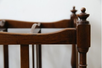 イギリスビンテージ　最高級　Bevan Funnell(ベヴァン・ファンネル)　Reprodux(リプロダックス)　マホガニー材　細部まで凝ったデザインが魅力的なマガジンラック　(R-062849)