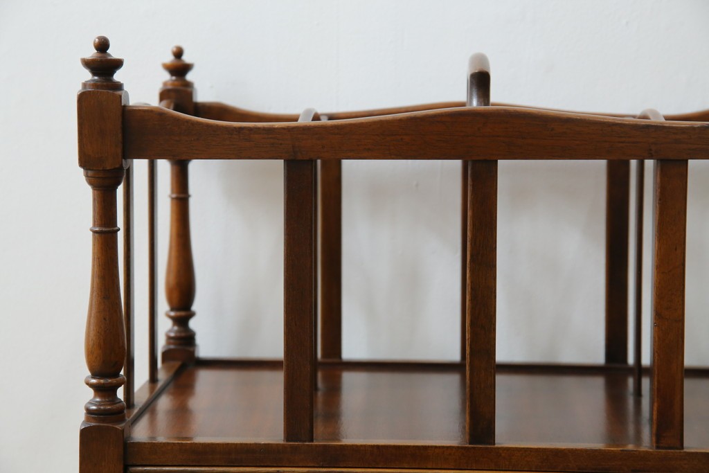 イギリスビンテージ　最高級　Bevan Funnell(ベヴァン・ファンネル)　Reprodux(リプロダックス)　マホガニー材　細部まで凝ったデザインが魅力的なマガジンラック　(R-062849)