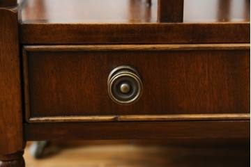 イギリスビンテージ　最高級　Bevan Funnell(ベヴァン・ファンネル)　Reprodux(リプロダックス)　マホガニー材　細部まで凝ったデザインが魅力的なマガジンラック　(R-062849)