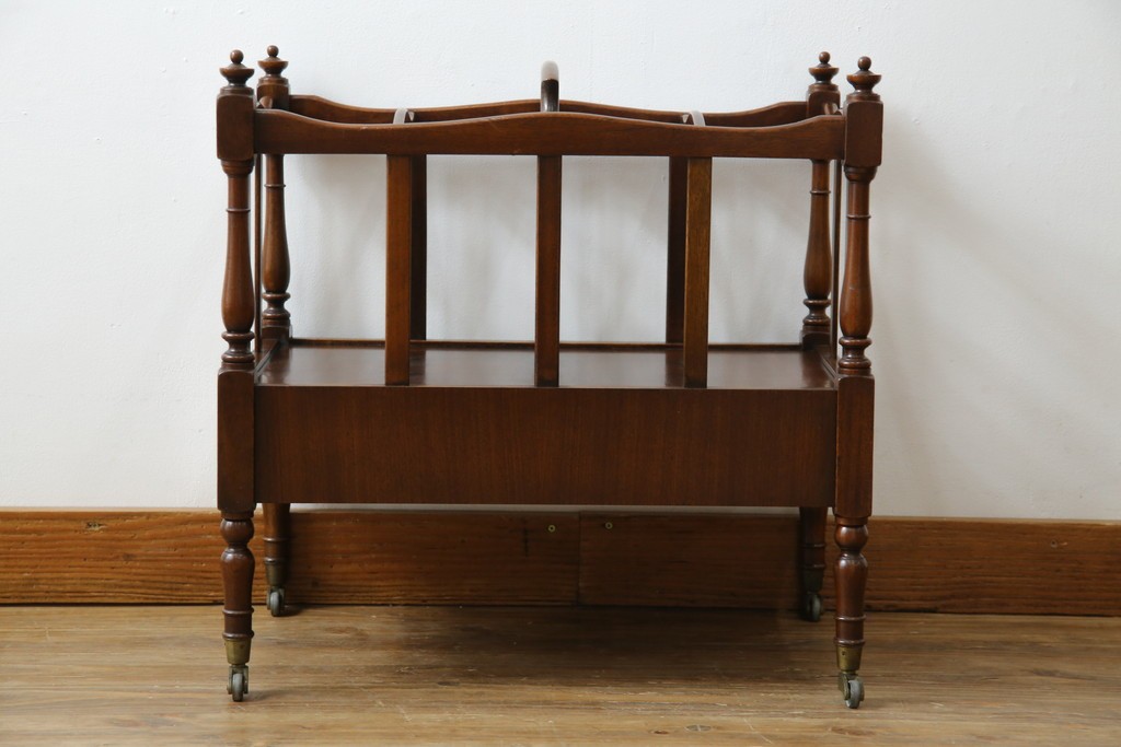 イギリスビンテージ　最高級　Bevan Funnell(ベヴァン・ファンネル)　Reprodux(リプロダックス)　マホガニー材　細部まで凝ったデザインが魅力的なマガジンラック　(R-062849)