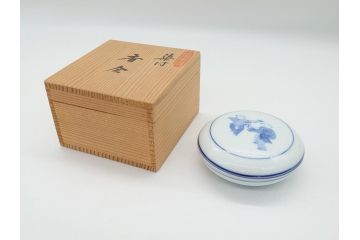人間国宝　井上萬二　有田　染付　白磁　唐子遊戯文　香合(共箱付き、茶道具、仏具、小物入れ)(R-062854)