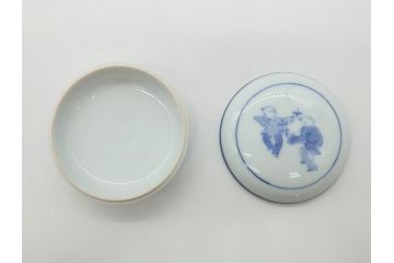 人間国宝　井上萬二　有田　染付　白磁　唐子遊戯文　香合(共箱付き、茶道具、仏具、小物入れ)(R-062854)