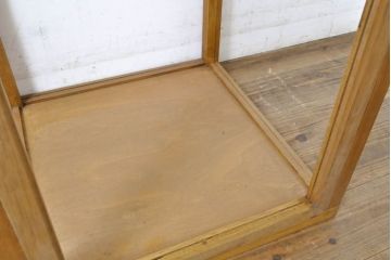和製アンティーク　デッドストック品　シンプルなデザインで使いやすい古い家具屋の木製縦型ガラスケース(ショーケース、陳列棚、飾り棚、収納棚)(R-062858)