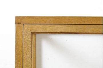 和製アンティーク　デッドストック品　シンプルなデザインで使いやすい古い家具屋の木製縦型ガラスケース(ショーケース、陳列棚、飾り棚、収納棚)(R-062858)
