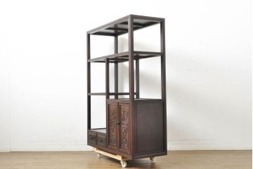 和製アンティーク　花梨(カリン)材　前面に施された彫刻が品を感じさせる飾り棚(戸棚、収納棚、茶棚)(R-062861)