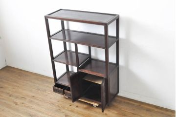 和製アンティーク　花梨(カリン)材　前面に施された彫刻が品を感じさせる飾り棚(戸棚、収納棚、茶棚)(R-062861)