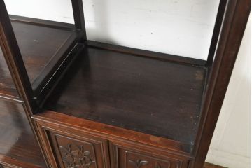 和製アンティーク　花梨(カリン)材　前面に施された彫刻が品を感じさせる飾り棚(戸棚、収納棚、茶棚)(R-062861)