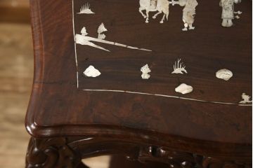 アジアンビンテージ　花梨(カリン)材　鳥眼杢(バーズアイ)　彫刻　象嵌入り　螺鈿細工が美しいサイドテーブル(ヴィンテージ、花台、飾り台)(R-062874)