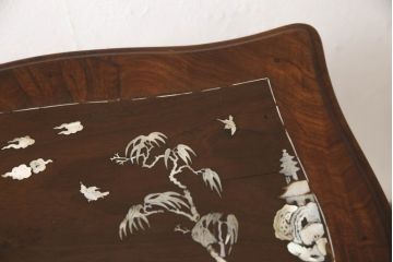 アジアンビンテージ　花梨(カリン)材　鳥眼杢(バーズアイ)　彫刻　象嵌入り　螺鈿細工が美しいサイドテーブル(ヴィンテージ、花台、飾り台)(R-062874)