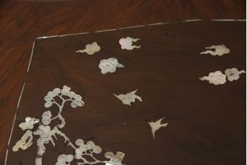 アジアンビンテージ　花梨(カリン)材　鳥眼杢(バーズアイ)　彫刻　象嵌入り　螺鈿細工が美しいサイドテーブル(ヴィンテージ、花台、飾り台)(R-062874)