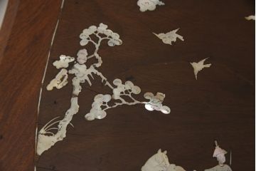アジアンビンテージ　花梨(カリン)材　鳥眼杢(バーズアイ)　彫刻　象嵌入り　螺鈿細工が美しいサイドテーブル(ヴィンテージ、花台、飾り台)(R-062874)