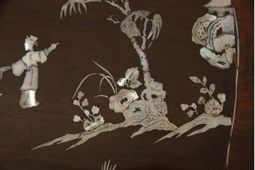 アジアンビンテージ　花梨(カリン)材　鳥眼杢(バーズアイ)　彫刻　象嵌入り　螺鈿細工が美しいサイドテーブル(ヴィンテージ、花台、飾り台)(R-062874)