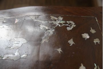 アジアンビンテージ　花梨(カリン)材　鳥眼杢(バーズアイ)　彫刻　象嵌入り　螺鈿細工が美しいサイドテーブル(ヴィンテージ、花台、飾り台)(R-062874)
