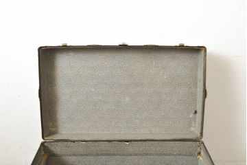 アンティーク雑貨　レトロな雰囲気づくりに活躍する船トランク(舟トランク、トランクテーブル、センターテーブル、ローテーブル、ディスプレイ)(R-062875)