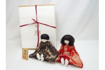 工房朋　森重春幸作　古着物　縮緬　市松人形(共箱付き、スタンド付き、竹ブラシ付き、日本人形、抱き人形、ちりめん、古裂)(R-062905)