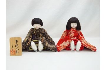 工房朋　森重春幸作　古着物　縮緬　市松人形(共箱付き、スタンド付き、竹ブラシ付き、日本人形、抱き人形、ちりめん、古裂)(R-062905)