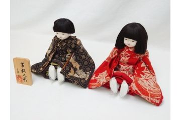 工房朋　森重春幸作　古着物　縮緬　市松人形(共箱付き、スタンド付き、竹ブラシ付き、日本人形、抱き人形、ちりめん、古裂)(R-062905)