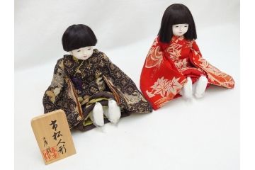 工房朋　森重春幸作　古着物　縮緬　市松人形(共箱付き、スタンド付き、竹ブラシ付き、日本人形、抱き人形、ちりめん、古裂)(R-062905)