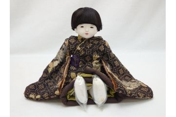 工房朋　森重春幸作　古着物　縮緬　市松人形(共箱付き、スタンド付き、竹ブラシ付き、日本人形、抱き人形、ちりめん、古裂)(R-062905)