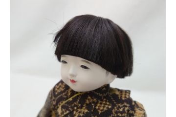 工房朋　森重春幸作　古着物　縮緬　市松人形(共箱付き、スタンド付き、竹ブラシ付き、日本人形、抱き人形、ちりめん、古裂)(R-062905)