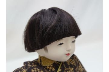 工房朋　森重春幸作　古着物　縮緬　市松人形(共箱付き、スタンド付き、竹ブラシ付き、日本人形、抱き人形、ちりめん、古裂)(R-062905)
