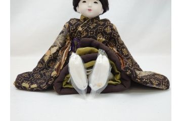 工房朋　森重春幸作　古着物　縮緬　市松人形(共箱付き、スタンド付き、竹ブラシ付き、日本人形、抱き人形、ちりめん、古裂)(R-062905)