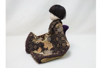 工房朋　森重春幸作　古着物　縮緬　市松人形(共箱付き、スタンド付き、竹ブラシ付き、日本人形、抱き人形、ちりめん、古裂)(R-062905)