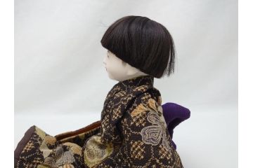 工房朋　森重春幸作　古着物　縮緬　市松人形(共箱付き、スタンド付き、竹ブラシ付き、日本人形、抱き人形、ちりめん、古裂)(R-062905)