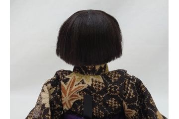 工房朋　森重春幸作　古着物　縮緬　市松人形(共箱付き、スタンド付き、竹ブラシ付き、日本人形、抱き人形、ちりめん、古裂)(R-062905)