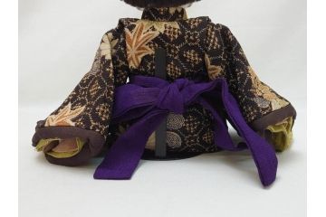 工房朋　森重春幸作　古着物　縮緬　市松人形(共箱付き、スタンド付き、竹ブラシ付き、日本人形、抱き人形、ちりめん、古裂)(R-062905)