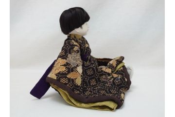 工房朋　森重春幸作　古着物　縮緬　市松人形(共箱付き、スタンド付き、竹ブラシ付き、日本人形、抱き人形、ちりめん、古裂)(R-062905)