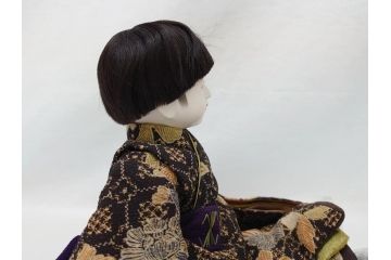 工房朋　森重春幸作　古着物　縮緬　市松人形(共箱付き、スタンド付き、竹ブラシ付き、日本人形、抱き人形、ちりめん、古裂)(R-062905)