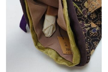 工房朋　森重春幸作　古着物　縮緬　市松人形(共箱付き、スタンド付き、竹ブラシ付き、日本人形、抱き人形、ちりめん、古裂)(R-062905)