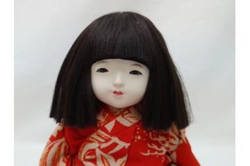 工房朋　森重春幸作　古着物　縮緬　市松人形(共箱付き、スタンド付き、竹ブラシ付き、日本人形、抱き人形、ちりめん、古裂)(R-062905)