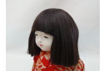 工房朋　森重春幸作　古着物　縮緬　市松人形(共箱付き、スタンド付き、竹ブラシ付き、日本人形、抱き人形、ちりめん、古裂)(R-062905)