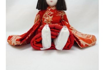 工房朋　森重春幸作　古着物　縮緬　市松人形(共箱付き、スタンド付き、竹ブラシ付き、日本人形、抱き人形、ちりめん、古裂)(R-062905)