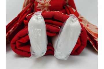 工房朋　森重春幸作　古着物　縮緬　市松人形(共箱付き、スタンド付き、竹ブラシ付き、日本人形、抱き人形、ちりめん、古裂)(R-062905)