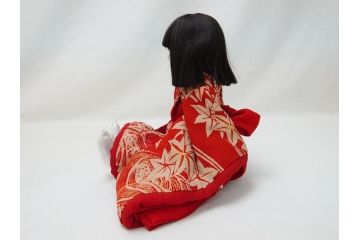 工房朋　森重春幸作　古着物　縮緬　市松人形(共箱付き、スタンド付き、竹ブラシ付き、日本人形、抱き人形、ちりめん、古裂)(R-062905)