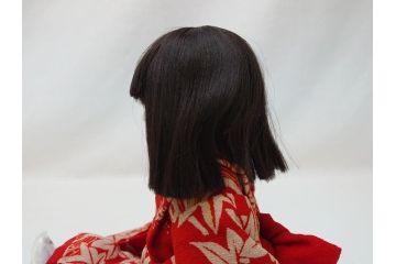 工房朋　森重春幸作　古着物　縮緬　市松人形(共箱付き、スタンド付き、竹ブラシ付き、日本人形、抱き人形、ちりめん、古裂)(R-062905)