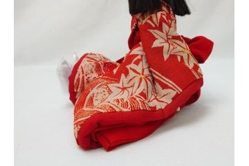 工房朋　森重春幸作　古着物　縮緬　市松人形(共箱付き、スタンド付き、竹ブラシ付き、日本人形、抱き人形、ちりめん、古裂)(R-062905)