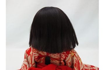 工房朋　森重春幸作　古着物　縮緬　市松人形(共箱付き、スタンド付き、竹ブラシ付き、日本人形、抱き人形、ちりめん、古裂)(R-062905)