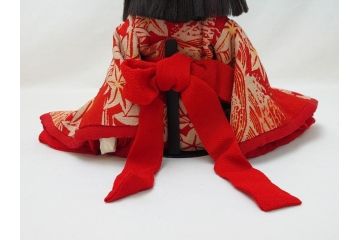 工房朋　森重春幸作　古着物　縮緬　市松人形(共箱付き、スタンド付き、竹ブラシ付き、日本人形、抱き人形、ちりめん、古裂)(R-062905)