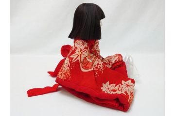 工房朋　森重春幸作　古着物　縮緬　市松人形(共箱付き、スタンド付き、竹ブラシ付き、日本人形、抱き人形、ちりめん、古裂)(R-062905)